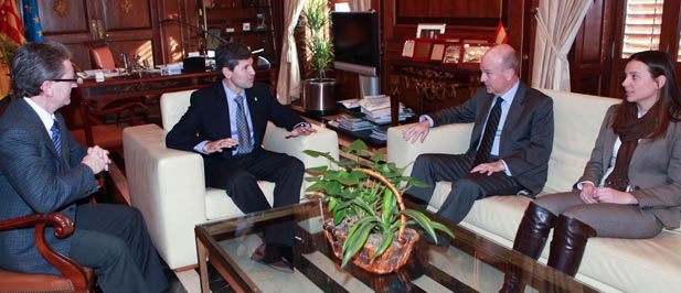  El Alcalde de Castell&oacute;n, Alfonso Bataller, ha recibido esta ma&ntilde;ana al nuevo conseller de Econom&iacute;a, Industria y Comercio, M&aacute;ximo Buch, en la que ha sido su primera visita oficial a la ciudad.