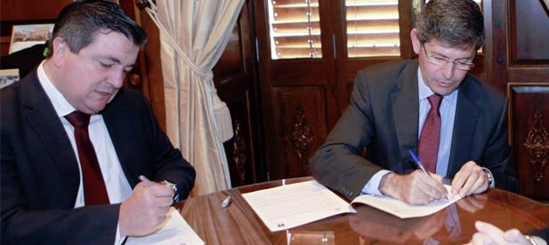 Bataller ha firmado hoy hoy el compromiso del consistorio por agilizar y facilitar los tr&aacute;mites administrativos a la ciudadan&iacute;a