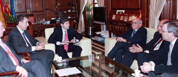 El Alcalde de Castell&oacute;n, Alfonso Bataller, se ha comprometido hoy a reforzar el apoyo de la ciudad al sector de la cer&aacute;mica