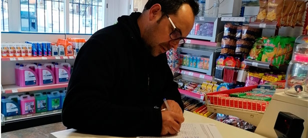 Empleado de la embotelladora firmando en contra de la privatización