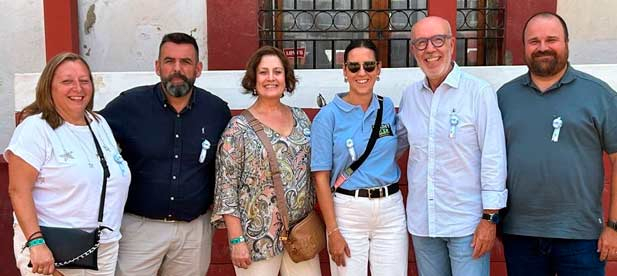 Pitarch ejerce de anfitriona de los diputados autonómicos y provincial que acuden a la localidad “para compartir un programa con marcado carácter taurino”
