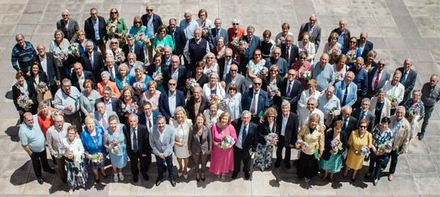 La primera edil ha celebrado las bodas de oro de 52 parejas castellonenses en un acto institucional. 