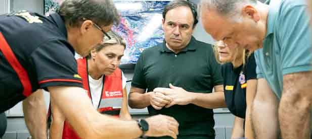 La dirigente provincial visita a los vecinos que han sido desalojados de Azu&eacute;bar 