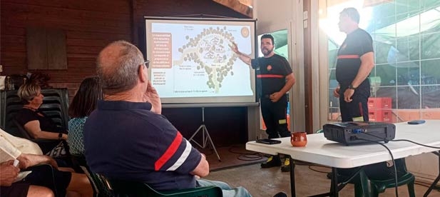 La charla informativa que se ha llevado a cabo en la urbanización Las Galeras responde a una petición vecinal atendida por el teniente de alcalde del distrito Oeste, Vicent Sales