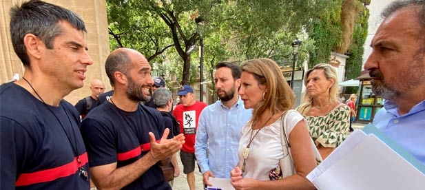 Los Bomberos del Ayuntamiento de Castellón han protestado hoy en la plaza Mayor pidiendo la estabilización de los bomberos interinos
