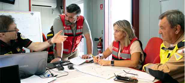 Contin&uacute;an trabajando 150 efectivos y once medios a&eacute;reos y, a medida que vaya evolucionando el incendio de manera positiva, se proceder&aacute; a una progresiva desescalada de los medios