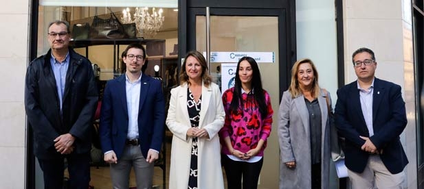 El establecimiento ‘Estilo en Rosa’ acoge la presentación de la campaña en el barrio San Agustín y San Marcos