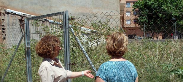 Bordonau: "Nuestros vecinos están muy preocupados por la maleza que crece sin control junto a sus viviendas, donde se acumula basura y proliferan insectos y roedores".