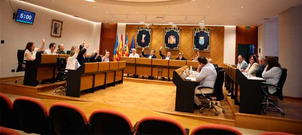 El pleno de la capital de la Plana Baixa aprueba por unanimidad la compra de una nave por 650.000 euros para crear aparcamientos y un nuevo almacén