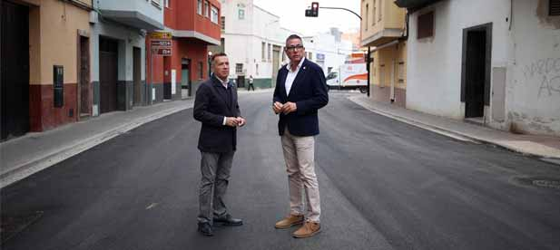 La actuación, que concluye con el asfaltado y señalización, incluye un nuevo diseño del arbolado con riego automatizado, solucionando problemas históricos de pavimento y cimentación en viviendas.