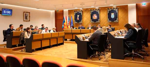 La sesi&oacute;n plenaria acuerda inversiones para el cementerio municipal, la adquisici&oacute;n de un inmueble en el casco hist&oacute;rico y una programaci&oacute;n especial por el 50 aniversario de la Comissi&oacute; del Bou