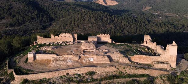 La inversión de 2025, de 150.000 euros, permitirá dar continuidad a los fondos que la Generalitat Valenciana ya otorgó el pasado año, 51.417,05 euros. "En dos años nuestro castillo se recupera con más de 200.000 euros que ponen en valor este gran tesoro"