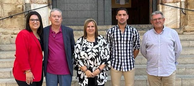 “Es una irregularidad, no porque lo diga el PP, lo dice el técnico de Intervención”. “Hay que pagar a quien trabaja para Cabanes, pero hay que cumplir la ley”, manifiesta Lucía García, portavoz