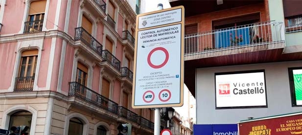 Fabregat: "Si ya era difícil atraer a los compradores, por la complejidad del itinerario para acceder al corazón de la ciudad, la medida puesta en marcha sin consensuarla con nadie está provocando rechazo y ante el temor de ser multados"