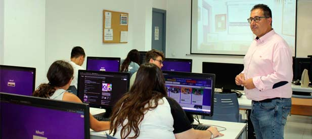Después de más de un mes, 67 menores ya han recibido la formación. La próxima semana se trasladarán los cursos al Menador Espai Cultural, tal y como estaba previsto