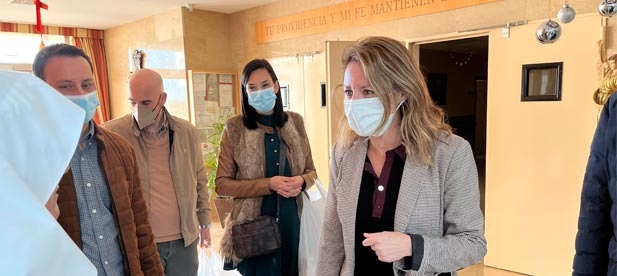 La presidenta local del Partido Popular de Castellón, Begoña Carrasco, junto a los concejales ha felicitado el año nuevo a los residentes del asilo Hogar Virgen de Lidón.
