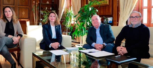 Carrasco mantiene una reunión en la que los miembros de la organización le han trasladado su recelo hacia el modelo de "tarjeta monedero", que deja desatendidas a miles de familias.