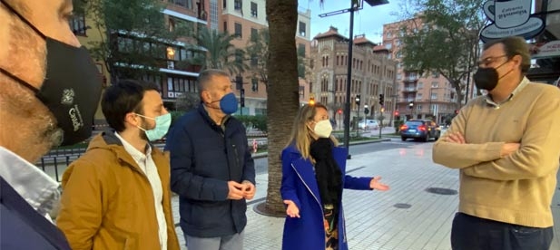 Carrasco: "Necesitan urgentemente esta autorización para poder trabajar, sin pasar obligatoriamente por caja. Pese a múltiples intentos no consiguen contactar con el Ayuntamiento porque el teléfono de atención ciudadana, el 010, está colapsado"