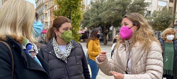 Carrasco junto a diferentes concejales del PP se han sumado a la protesta sonora organizada, una semana más por el comercio local