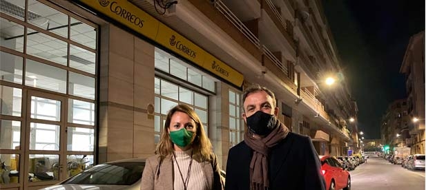 Carrasco lamenta que la alcaldesa Amparo Marco no haya hecho nada para evitar que el servicio de Correos abandone el emblemático edificio de la plaza Tetuán, que se destinará a más despachos de la Generalitat Valenciana.
