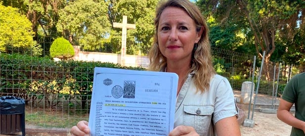 Begoña Carrasco reitera el posicionamiento del Partido Popular, que no es otro que “Amparo Marco desista de retirar la Cruz del Ribalta. Que se quede donde está, porque no molesta a nadie."