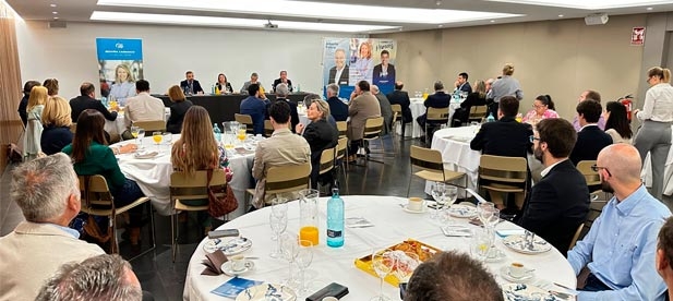 La candidata del PP a la Alcaldía, Begoña Carrasco, junto al vicesecretario económico del PP nacional, Juan Bravo, ha presentado el programa económico con el que bajará impuestos a los castellonenses