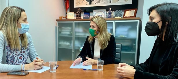 La portavoz del PP en el Ayuntamiento de Castellón, Begoña Carrasco, se reúne con la vicepresidenta del Colegio Oficial de Enfermería de Castellón, Patricia Barrué, con el fin de reivindicar una figura profesional "necesaria" para este momento.