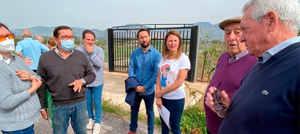 La portavoz del Partido Popular en el Ayuntamiento de Castellón, Begoña Carrasco, se reúne con los propietarios afectados a pie de parcela y lamenta la negativa del gobierno municipal de izquierdas.