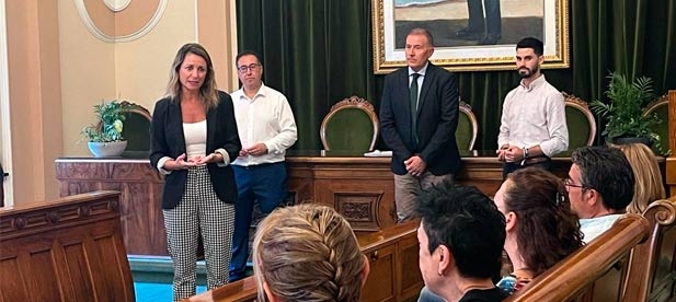 La alcaldesa de Castellón, Begoña Carrasco, se ha reunido con comerciantes del centro de la ciudad y representantes del Mercado Central y de San Antonio para darles a conocer y buscar su implicación en el proyecto de ‘Digitalización de Mercados’.