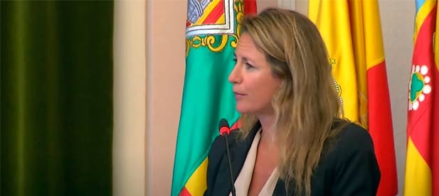 "Lo que pedimos a la alcaldesa socialista es que baje impuestos a las familias y no las fría a multas, además de con las cámaras del centro, con radares dentro de la ciudad", explica la portavoz del PP, Begoña Carrasco.