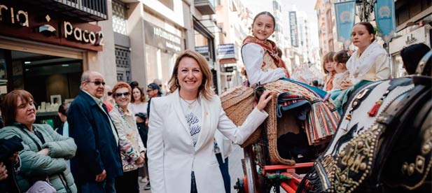 Acompañando a la Mare de Déu del Lledó han desfilado carros gremiales, 'nanos i gegants', grupos de danzas y agrupaciones musicales.