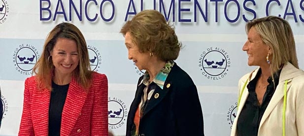 La Reina emérita conversando con la portavoz popular, Begoña Carrasco