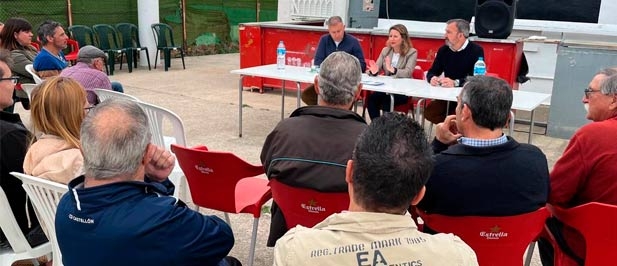 Begoña Carrasco ha tomado nota de las necesidades específicas de cada urbanización de montaña y se compromete a estudiar la mejor solución siempre de la mano de los vecinos.