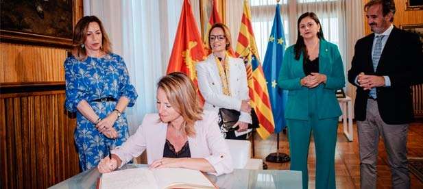 La primera edil ha sido recibida por su homóloga, Natalia Chueca, en el Ayuntamiento de Zaragoza.