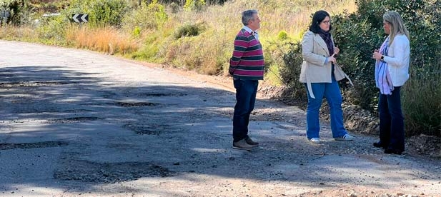 La presidenta provincial del PPCS y diputada provincial, Marta Barrachina, visita la vía junto a la portavoz del PP en Cabanes, Ana Oboil, y reivindica la inversión que evite riesgos a los usuarios antes que el abandono obligue a cerrar el trazado