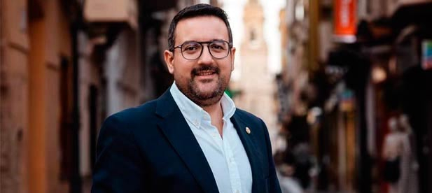 El portavoz del PP de Vila-real, Adrián Casabó, lamenta la falta de pagos a los clubes deportivos y critica la gestión del gobierno de Benlloch en materia de subvenciones.