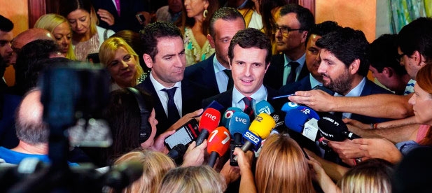 Pablo Casado atiende a los medios de comunicación tras el debate de investidura