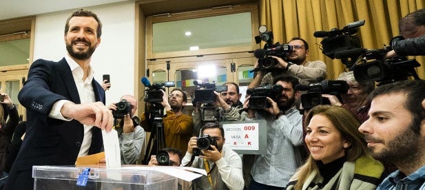 Pablo Casado ejerce su derecho a voto en las elecciones del 10 de noviembre.