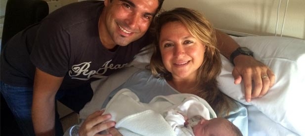 Los feliz padres con su hija recién nacida. 