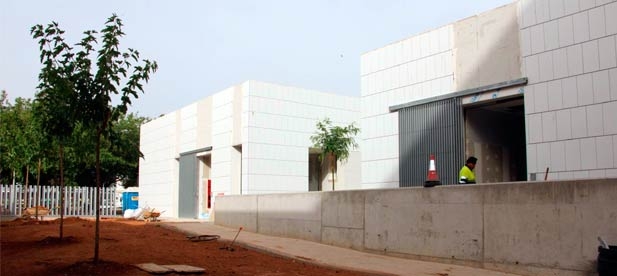 Los trabajos se centran en la actualidad en el revestimiento de la fachada y en la jardinería exterior. En los próximos meses comenzarán los trabajos de carpintería interior, pintura y equipamiento interior