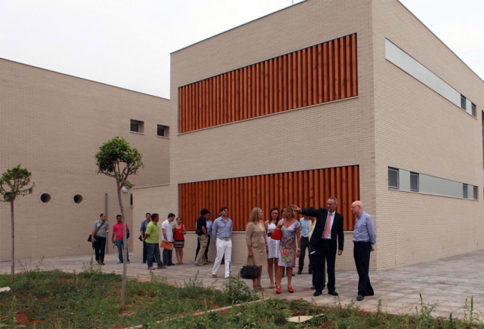 Fabra ha indicado que "se trata de una obra financiada gracias al Plan Confianza y en la que se ha invertido más de un millón de euros. Junto a los servicios sociales, también se apuesta por la educación, la formación, la juventud y la igualdad"