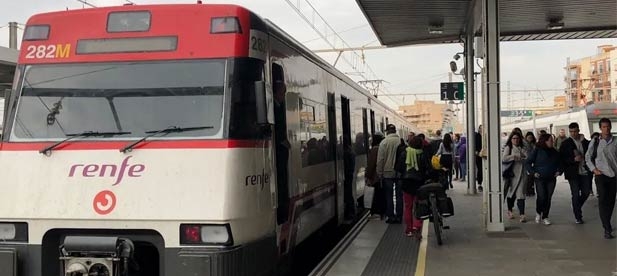 Los populares lamentan que se registren hacinamientos en los trenes todos los días sin que el Gobierno central ponga solución inmediata a esta situación