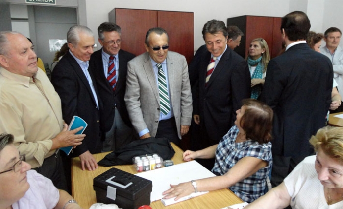 El cabeza de lista por Castellón al Congreso de los Diputados, Manuel Cervera, ha visitado esta mañana el Centro Columbretes para mayores de Castellón.