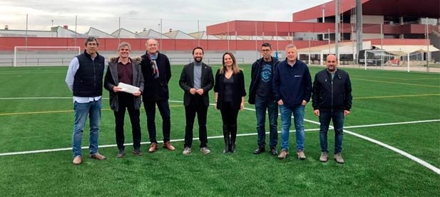 El concejal de Infraestructuras, Sergio Toledo, junto a la concejala de Deportes, Maica Hurtado, han recepcionado las obras del cambio de césped del campo B y la renovación de las porterías