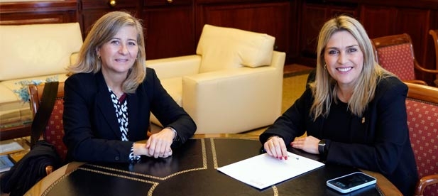 La presidenta de la Diputación se reúne con la directora de Cevisama, Carmen Álvarez, para reforzar los lazos con esta feria que llega a su 40 edición y "que es una oportunidad única para exhibir al mundo nuestra excelencia"