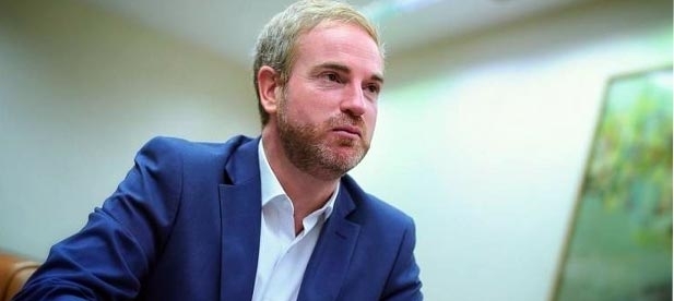 Óscar Clavell: "Sánchez debería saber que la gente viene a Castellón en alta velocidad, no en Falcon como hace él"