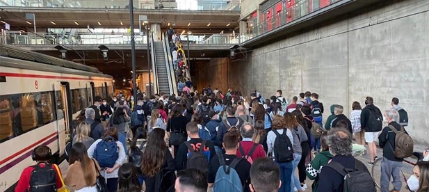 Los populares lamentan que los recortes del PSOE agudicen la crisis económica de la provincia y multiplique el riesgo de contagio al confinar en pocos vagones a todos los usuarios.