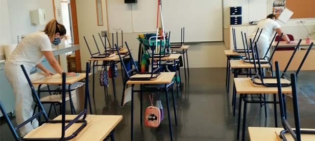 El consistorio doblará el servicio de limpieza con un nuevo turno en el centro y en las nuevas aulas de Escola Matinera
