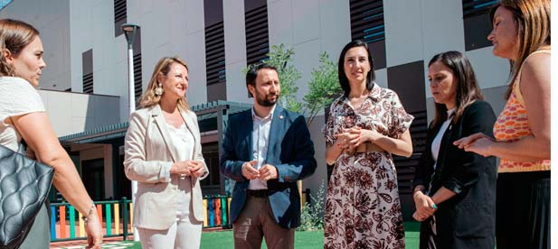 La primera edila hace hincapié también en la utilización de cerámica en el nuevo colegio "con más de 4.000 m² en revestimientos y pavimentos cerámicos.