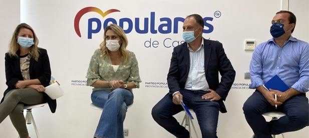 El secretario general Salvador Aguilella traslada a la presidenta Marta Barrachina su decisión de no volver a optar a la presidencia del PP de Onda que actualmente desempeña.